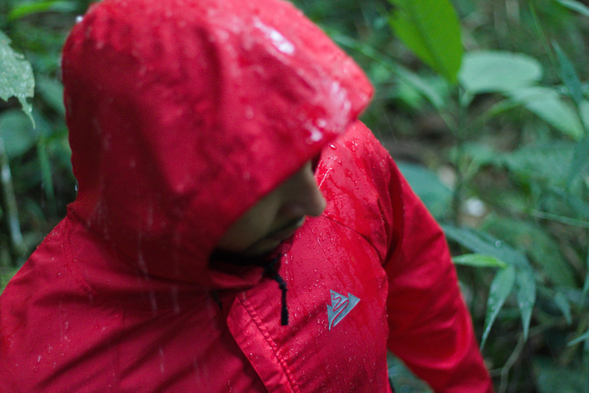 Chaqueta rompeviento con protección solar y anti rasgado