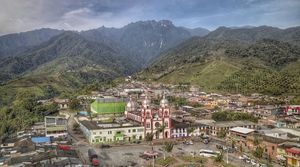 Parque principal de Pueblo Rico, Risaralda, arquitectura tradicional y destinos de viaje
