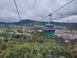 Vista aérea del sistema de transporte Megacable en Pereira, Colombia