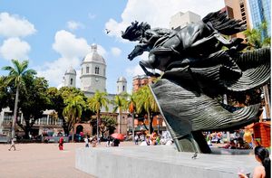 Plaza de Bolívar de Pereira y el monumento del Bolívar Desnudo