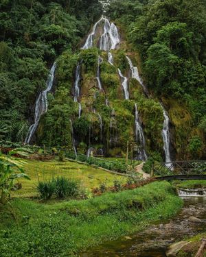 Piscinas naturales en los Termales San Vicente cerca de Pereira, Colombia