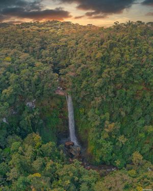 Vista de la impresionante caída de 75 metros de la Cascada del Fin del Mundo